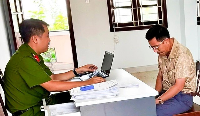 Công an đang làm việc với bị can Phạm Duy Hạnh. Ảnh: N.L Công an đang làm việc với bị can Phạm Duy Hạnh. Ảnh: N.L