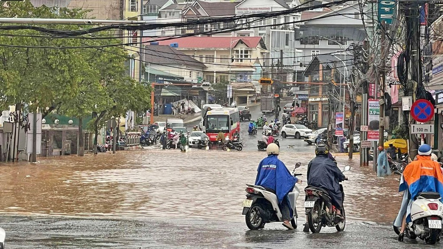 Đường Hải Thượng bị ngập sâu do nước không thoát kịp