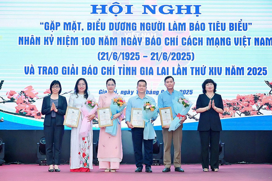 Ủy viên Ban Thường vụ Tỉnh ủy, Trưởng ban Tuyên giáo và Dân vận Tỉnh ủy Phạm Thị Tố Hải (bìa phải) và Phó Chủ tịch tỉnh UBND Nguyễn Thị Thanh Lịch (bìa trái) trao giải A cho các tác giả xuất sắc. Ảnh: Đ.T 2bg.jpg