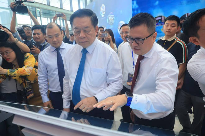Các đại biểu tham quan gian trưng bày của Báo Nhân dân tại Hội báo. Ảnh: Hoài Nam/Vietnam+ Các đại biểu tham quan gian trưng bày của Báo Nhân dân tại Hội báo. Ảnh: Hoài Nam/Vietnam+