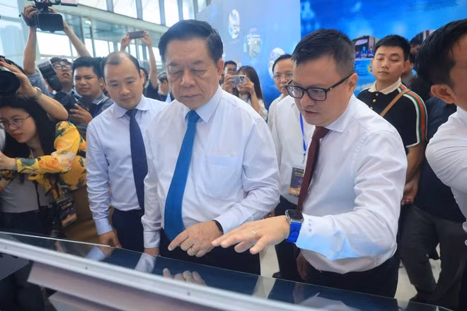 Các đại biểu tham quan gian trưng bày của Báo Nhân dân tại Hội báo. Ảnh: Hoài Nam/Vietnam+