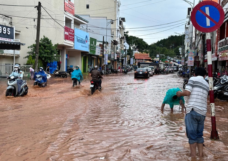 Người dân dọn dẹp sau mưa lớn 