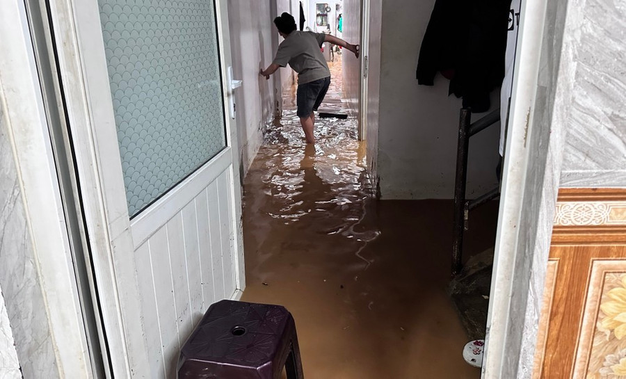 Nhà dân bên đường Phan Đình Phùng bị nước tràn vào