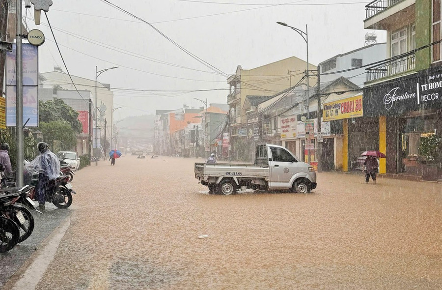 Người dân dùng xe ô tô, xe máy cảnh báo khu vực ngập sâu tại đường Phan Đình Phùng