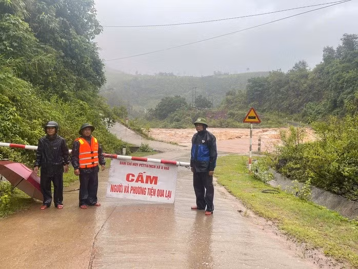 Lực lượng chức năng túc trực ở khu vực bị nước dâng chia cắt.