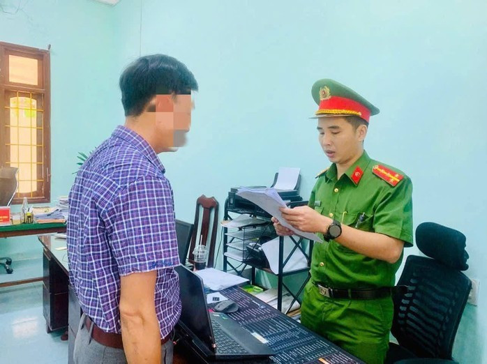 Công an đọc lệnh khởi tố bị can Huỳnh Công Danh. Công an đọc lệnh khởi tố bị can Huỳnh Công Danh.