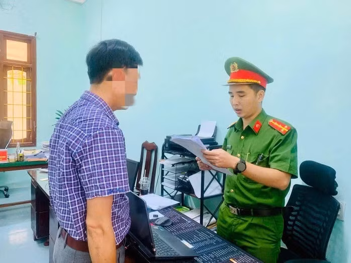 Công an đọc lệnh khởi tố bị can Huỳnh Công Danh.