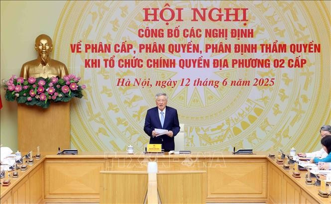 Phó Thủ tướng Thường trực Chính phủ Nguyễn Hòa Bình chủ trì Hội nghị Công bố Nghị định về phân cấp, phân quyền, phân định thẩm quyền khi tổ chức chính quyền địa phương hai cấp. Ảnh: Phạm Kiên/TTXVN giamcap2.jpg