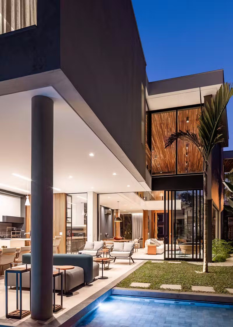 Hệ thống chiếu sáng trong toàn bộ ngôi nhà được bố trí chiến lược nhằm làm nổi bật hình khối kiến trúc, các không gian chức năng cũng như các điểm nhấn trong cảnh quan sân vườn.