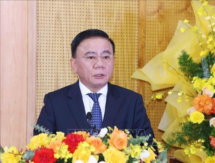 Thường trực Ban Bí thư Trần Cẩm Tú ký ban hành Hướng dẫn 08 của Ban Bí thư thực hiện một số nội dung Quy định 296 của Ban Chấp hành Trung ương Đảng về công tác kiểm tra, giám sát và kỷ luật của Đảng. Ảnh: TTXVN Thường trực Ban Bí thư Trần Cẩm Tú ký ban hành Hướng dẫn 08 của Ban Bí thư thực hiện một số nội dung Quy định 296 của Ban Chấp hành Trung ương Đảng về công tác kiểm tra, giám sát và kỷ luật của Đảng. Ảnh: TTXVN