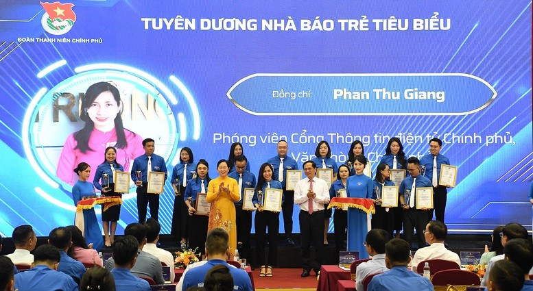 Phó Thủ tướng Bùi Thanh Sơn trao Chứng nhận Nhà báo trẻ tiêu biểu năm 2025 cho phóng viên Phan Thu Giang của Cổng TTĐT Chính phủ - Ảnh: VGP/Hải Minh Phó Thủ tướng Bùi Thanh Sơn trao Chứng nhận Nhà báo trẻ tiêu biểu năm 2025 cho phóng viên Phan Thu Giang của Cổng TTĐT Chính phủ - Ảnh: VGP/Hải Minh
