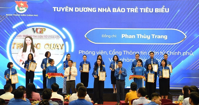 Phóng viên Phan Thùy Trang của Cổng TTĐT Chính phủ nhận Chứng nhận Nhà báo trẻ tiêu biểu năm 2025 - Ảnh: VGP/Hải Minh Phóng viên Phan Thùy Trang của Cổng TTĐT Chính phủ nhận Chứng nhận Nhà báo trẻ tiêu biểu năm 2025 - Ảnh: VGP/Hải Minh