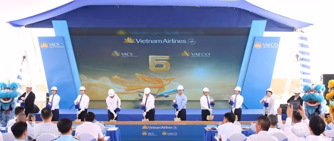 Các đại biểu thực hiện nghi thức khởi công dự án bảo dưỡng tàu bay và cung cấp suất ăn Sân bay Long Thành. (Ảnh: PV/Vietnam+)