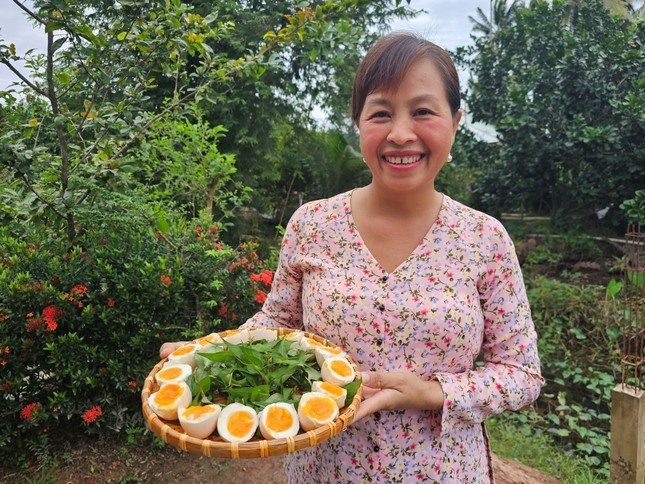 Bà con cồn Hô phục vụ khách món "ngọc ẩn mình" (trứng vịt bọc đất sét nướng). Ảnh: Hòa Hội Bà con cồn Hô phục vụ khách món "ngọc ẩn mình" (trứng vịt bọc đất sét nướng). Ảnh: Hòa Hội