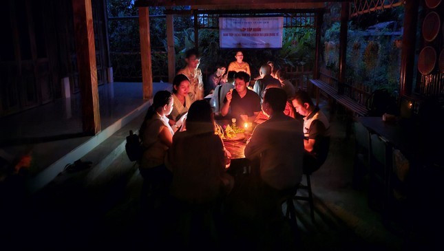 Khách trải nghiệm ánh đèn dầu ở cồn Hô (Trà Vinh). Ảnh: Hòa Hội Khách trải nghiệm ánh đèn dầu ở cồn Hô (Trà Vinh). Ảnh: Hòa Hội