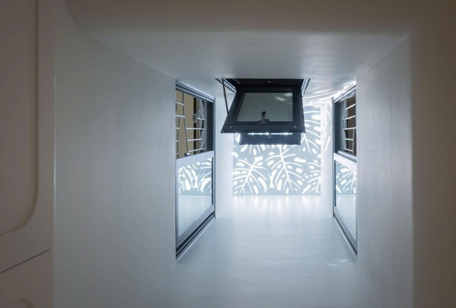 Các khe sáng được thiết kế có họa tiết để đồng bộ với hình ảnh chủ đạo là &quot;búp măng non&quot;.