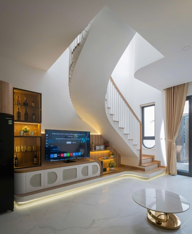 Thiết kế loại bỏ hoàn toàn vách ngăn, tạo ra một không gian sinh hoạt chung rộng rãi, thoáng đãng và tăng cường sự kết nối giữa các thành viên trong gia đình.