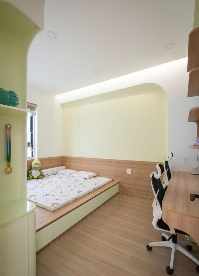 Phòng ngủ của 2 bé trai là một không gian thông minh, hiện đại và vui tươi, được tối ưu hóa công năng để đáp ứng hoàn hảo nhu cầu học tập, nghỉ ngơi và vui chơi của hai bé.