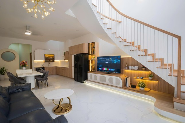 Chiếc cầu thang xoắn ốc không chỉ là lối đi lên tầng mà còn đóng vai trò như một tác phẩm điêu khắc nghệ thuật, là linh hồn của toàn bộ không gian tầng trệt.