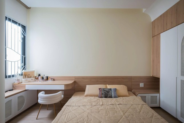 Căn phòng master được thiết kế theo phong cách hiện đại, tập trung vào sự tối giản, ấm cúng và công năng.