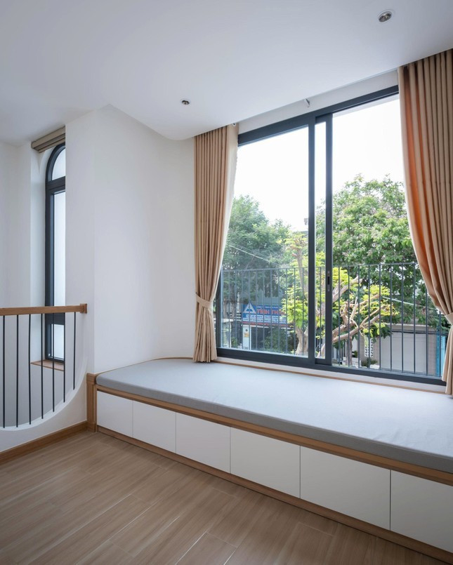 Cửa sổ lớn ở khu vực cầu thang là nơi gia đình yêu thích.