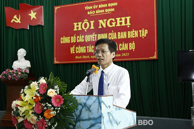 Đồng chí Hồ Xuân Ánh - Tỉnh ủy viên, Tổng Biên tập Báo Bình Định, phát biểu tại hội nghị. Ảnh: H.P 1bao.jpg