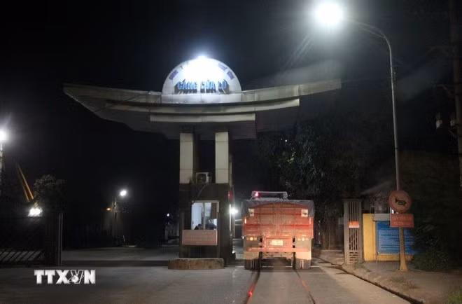 Di chuyển hàng chục km qua địa bàn 2 tỉnh Nghệ An và Hà Tĩnh điểm đến của những xe hai khúc là Cảng Cửa Lò (Nghệ An). (Ảnh: Văn Tý/TTXVN)