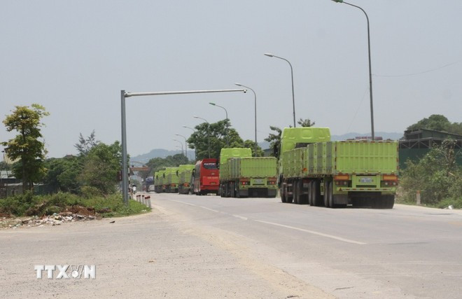 Đoàn xe "hai khúc" lưu thông trên đoạn đường tránh Vinh, tỉnh Nghệ An. (Ảnh: Văn Tý/TTXVN) Đoàn xe "hai khúc" lưu thông trên đoạn đường tránh Vinh, tỉnh Nghệ An. (Ảnh: Văn Tý/TTXVN)