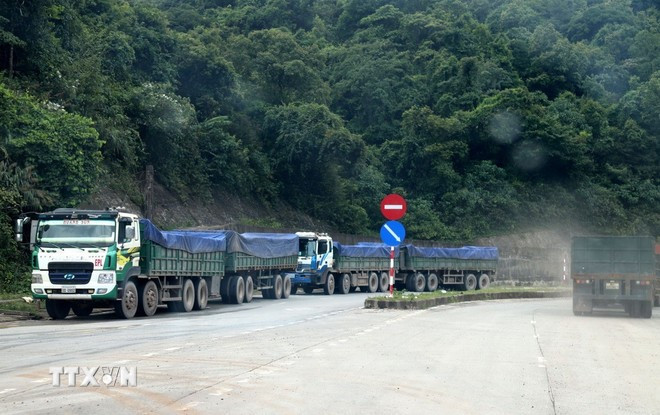 Đoàn xe "hai khúc" sau khi làm xong thủ tục thông quan tại Cửa khẩu Quốc tế Cầu Treo (Hà Tĩnh) chuẩn bị lưu thông vào nội địa Việt Nam. (Ảnh: Xuân Tiến/TTXVN) Đoàn xe "hai khúc" sau khi làm xong thủ tục thông quan tại Cửa khẩu Quốc tế Cầu Treo (Hà Tĩnh) chuẩn bị lưu thông vào nội địa Việt Nam. (Ảnh: Xuân Tiến/TTXVN)