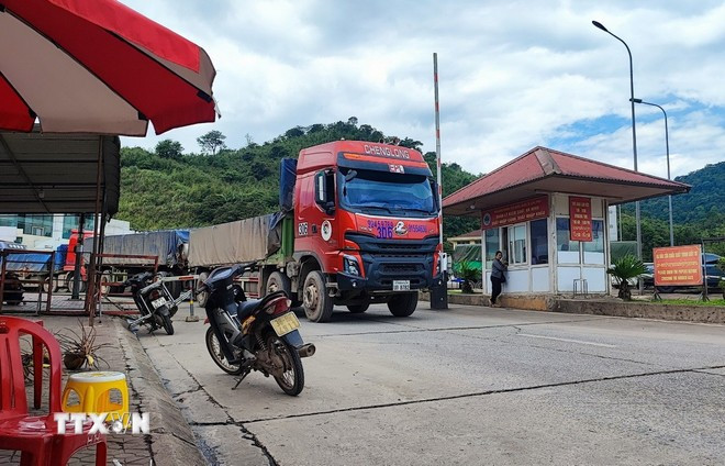 Mỗi ngày có hàng chục đến hàng trăm xe hai khúc được thông quan qua Cửa khẩu Quốc tế Cầu Treo. (Ảnh: Hữu Quyết/TTXVN) Mỗi ngày có hàng chục đến hàng trăm xe hai khúc được thông quan qua Cửa khẩu Quốc tế Cầu Treo. (Ảnh: Hữu Quyết/TTXVN)