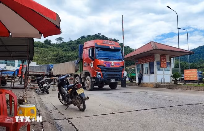 Mỗi ngày có hàng chục đến hàng trăm xe hai khúc được thông quan qua Cửa khẩu Quốc tế Cầu Treo. (Ảnh: Hữu Quyết/TTXVN)