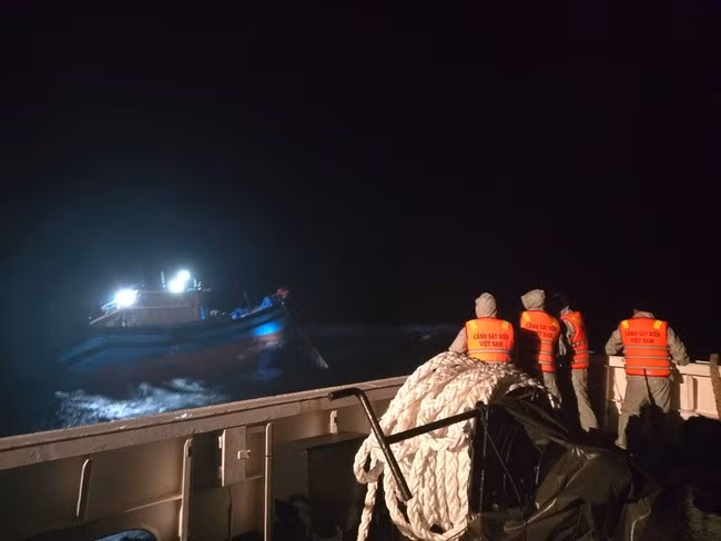 Tàu 363 tham gia cứu nạn