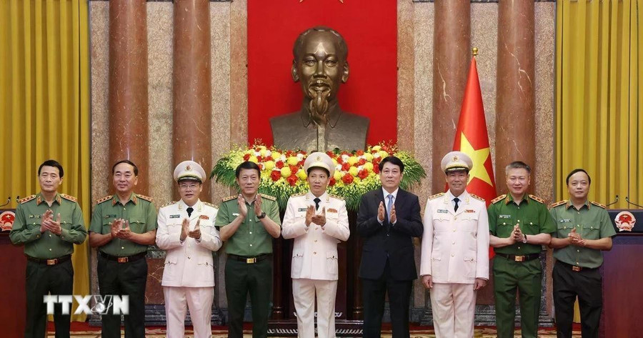 Chủ tịch nước Lương Cường và các đồng chí Lãnh đạo Bộ Công an. (Ảnh: Lâm Khánh/TTXVN) trao-quyet-dinh-thang-cap-bac-ham-thuong-tuong-cho-lanh-dao-bo-cong-an-dd.jpg