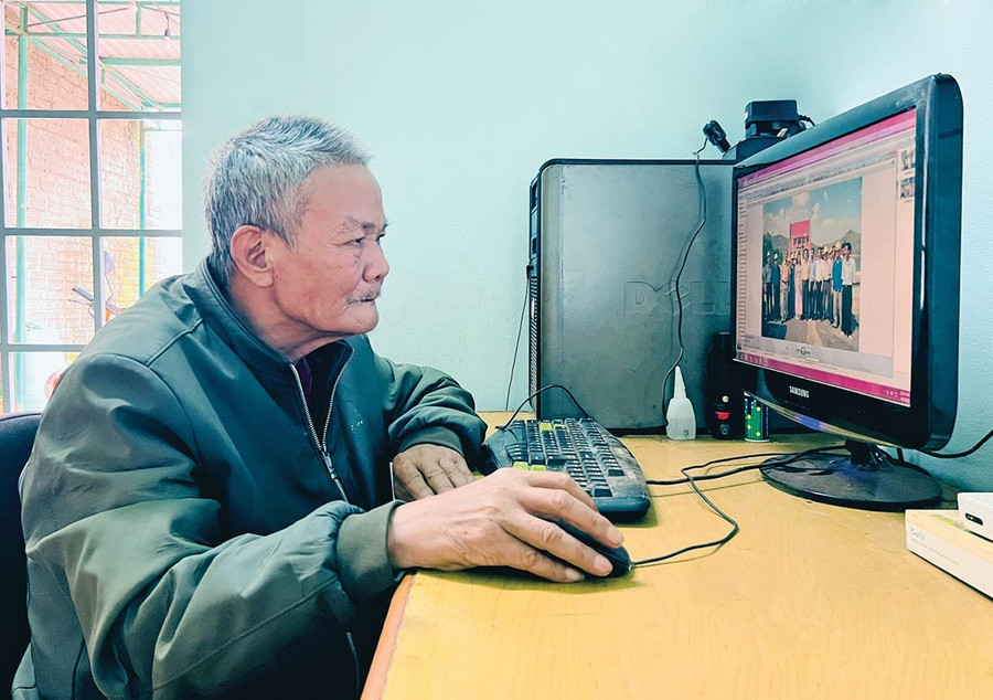 Ông Nguyễn Đức Thanh xem lại những hình ảnh tác nghiệp lưu giữ trong máy tính. Ảnh: P.L 2-lai.jpg