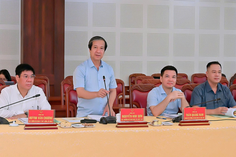 Bộ trưởng Bộ Giáo dục và Đào tạo Nguyễn Kim Sơn đề nghị tỉnh Gia Lai chuẩn bị tốt các điều kiện để tổ chức thành công kỳ thi tốt nghiệp THPT năm 2025. Ảnh: Đ.T bo-truong-bo-giao-duc-va-dao-tao-nguyen-kim-son-de-nghi-tinh-gia-lai-chuan-bi-tot-cac-dieu-kien-de-to-chuc-thanh-cong-ky-thi-tot-nghiep-thpt-nam-2025-anh-dt.jpg