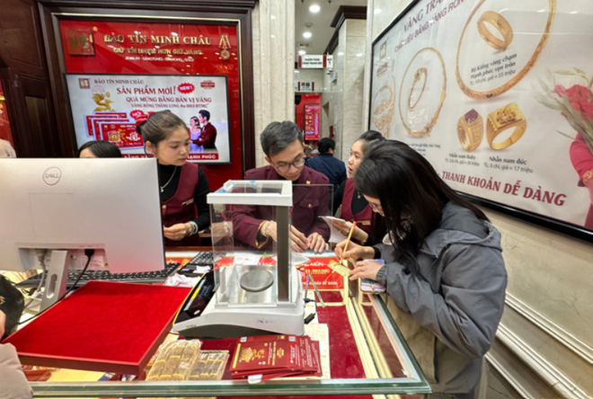 Vàng nhẫn vẫn được nhiều người lựa chọn. (Ảnh: Vietnam+) Vàng nhẫn vẫn được nhiều người lựa chọn. (Ảnh: Vietnam+)