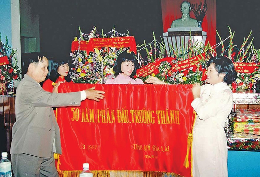 Nhà báo Đặng Thị Thu Hà (bìa phải) nhận bức trướng của Tỉnh ủy tặng nhân kỷ niệm 50 năm ngày truyền thống Báo Gia Lai, tháng 3-1997. Ảnh: Đ.T lay1a.jpg