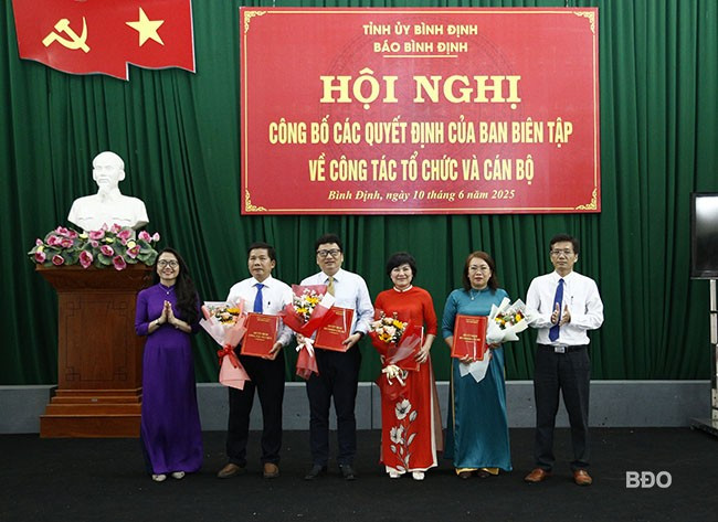 Ban Biên tập Báo Bình Định trao quyết định điều động, bổ nhiệm Trưởng phòng và Phó Trưởng phòng Phòng Thời sự. Ảnh: H.P 2b.jpg