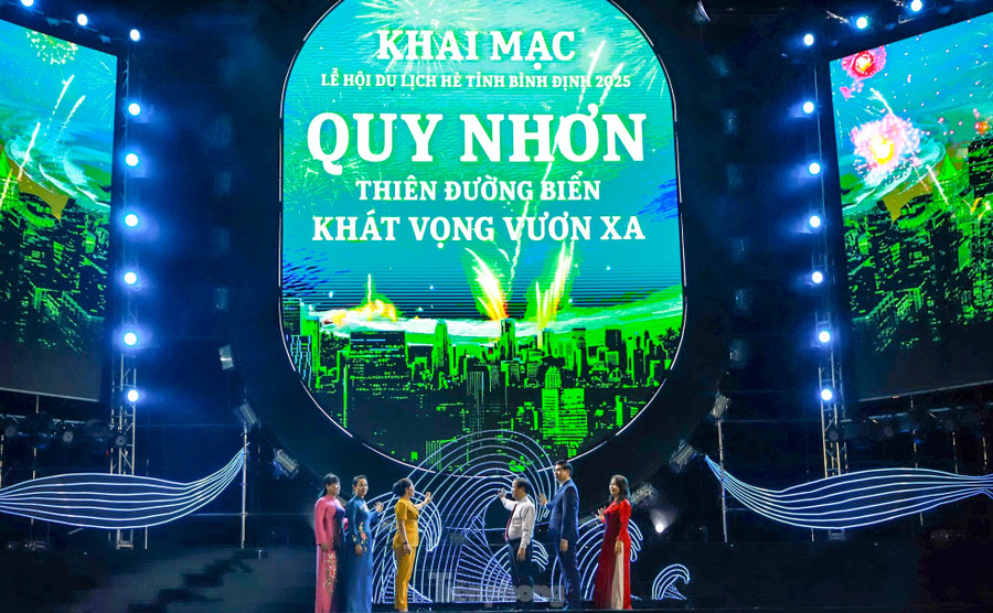 Tỉnh Bình Định khai mạc lễ hội du lịch hè năm 2025. Tỉnh Bình Định khai mạc lễ hội du lịch hè năm 2025.