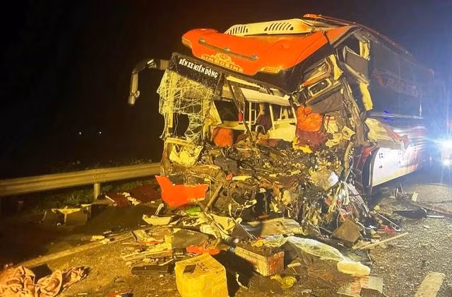 Đầu xe khách hư hỏng hoàn toàn sau vụ tai nạn. ẢNH: C,X