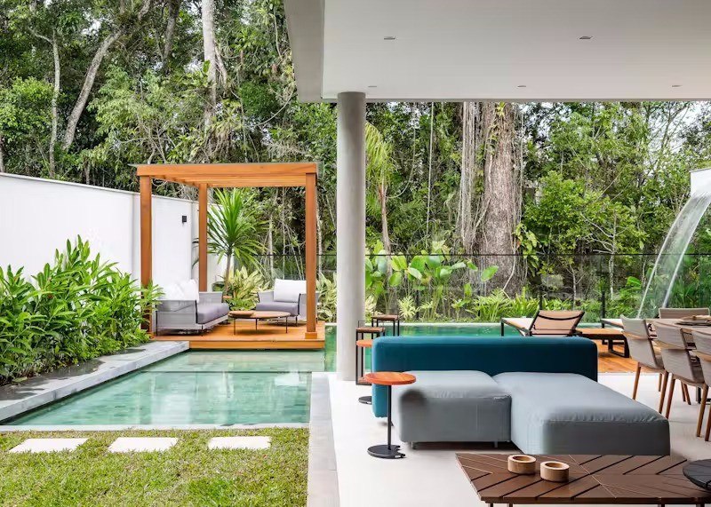 Việc bố trí hồ bơi ở cuối khu đất cùng hệ kết cấu không cột đã giúp tạo nên sự liền mạch giữa trong và ngoài, mang lại cảm giác nhẹ nhàng, dễ chịu và thân thiện cho gia chủ.
