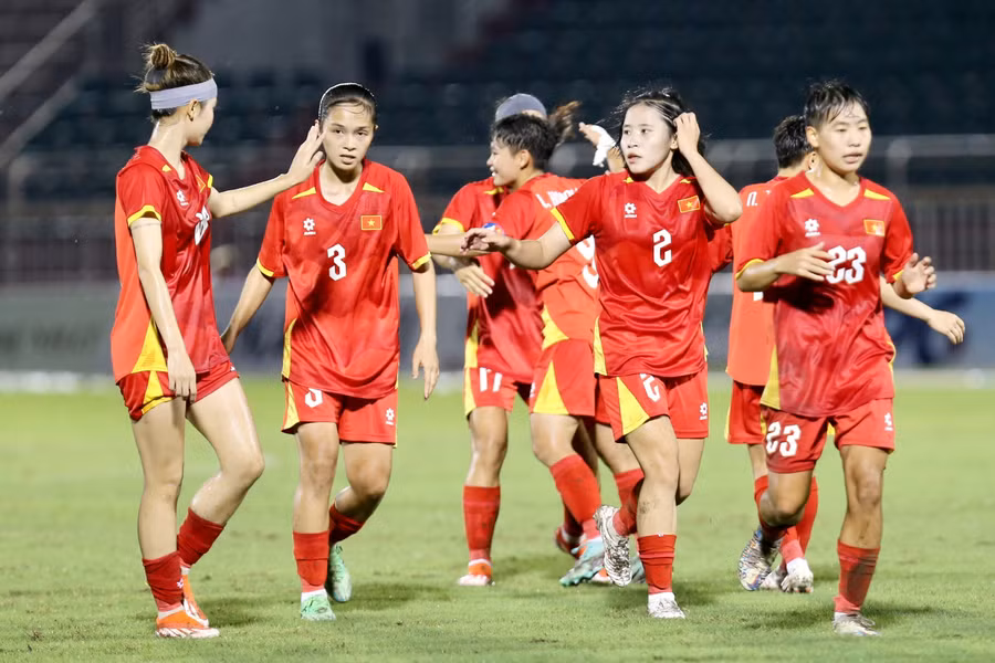 Đội tuyển nữ U.19 Việt Nam vào chung kết giải U.19 nữ Đông Nam Á 2025. Tạ Thị Hồng Minh (2) là người đã lập siêu phẩm sút phạt để mở tỷ số. ẢNH: KHẢ HÒA