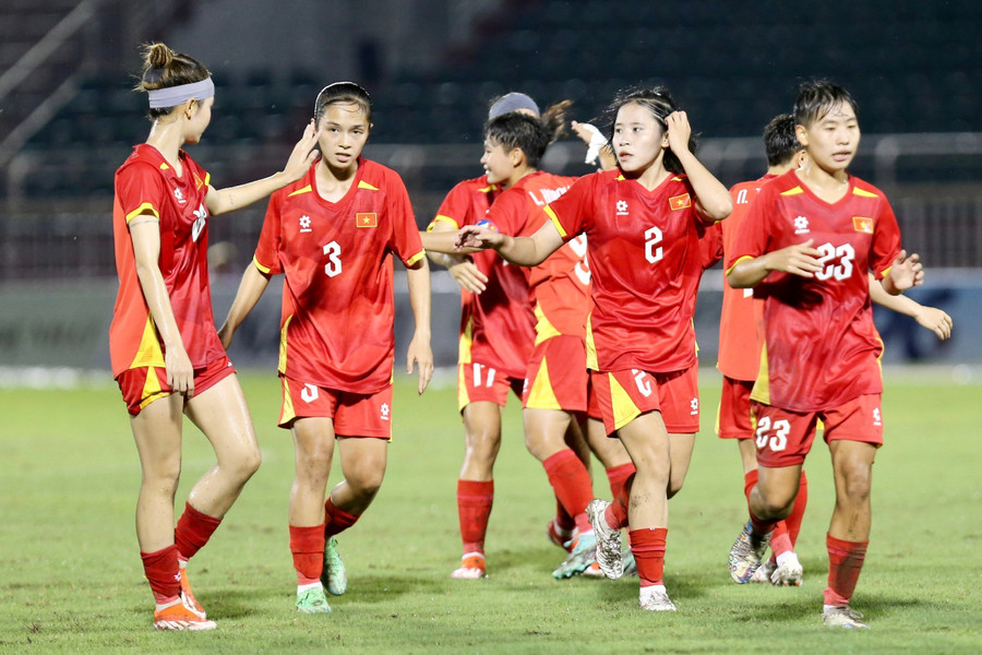 Đội tuyển nữ U.19 Việt Nam vào chung kết giải U.19 nữ Đông Nam Á 2025. Tạ Thị Hồng Minh (2) là người đã lập siêu phẩm sút phạt để mở tỷ số. ẢNH: KHẢ HÒA Đội tuyển nữ U.19 Việt Nam vào chung kết giải U.19 nữ Đông Nam Á 2025. Tạ Thị Hồng Minh (2) là người đã lập siêu phẩm sút phạt để mở tỷ số. ẢNH: KHẢ HÒA
