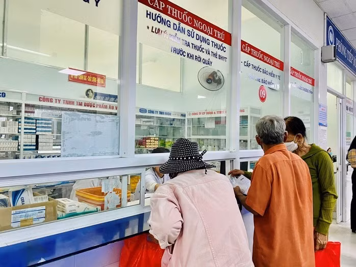 Người dân đăng ký khám chữa bệnh BHYT