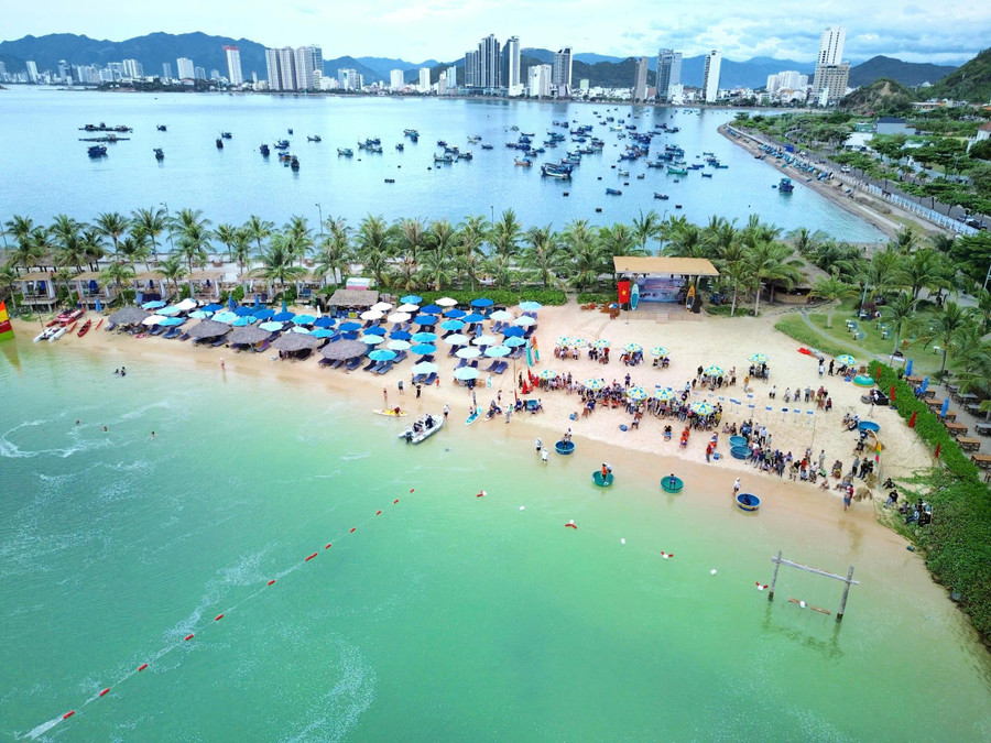 Đông đảo người dân và du khách đứng kín bãi biển Marina Beach, TP.Nha Trang để xem giải bơi thúng, lắc thúng. ẢNH: BÁ DUY Đông đảo người dân và du khách đứng kín bãi biển Marina Beach, TP.Nha Trang để xem giải bơi thúng, lắc thúng. ẢNH: BÁ DUY