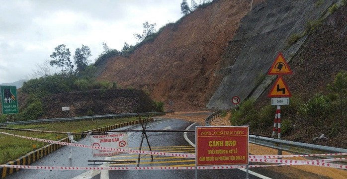 Hiện trường sạt lở đoạn dẫn lên cao tốc do mưa lớn vì ảnh hưởng bão số 1. Hiện trường sạt lở đoạn dẫn lên cao tốc do mưa lớn vì ảnh hưởng bão số 1.