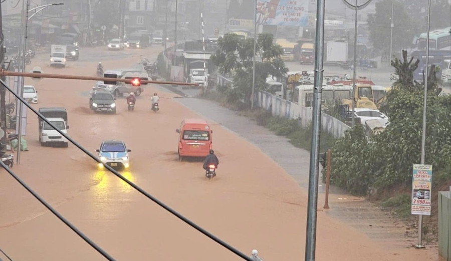 Nước kèm bùn từ trên đồi tràn xuống đường Xô Viết Nghệ Tĩnh