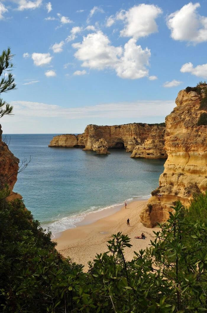 Praia da Marinha là một trong những bãi biển mang tính biểu tượng nhất của Bồ Đào Nha với khí hậu Địa Trung Hải nóng bức vào mùa hè, nằm trên bờ biển Đại Tây Dương ở Caramujeira. Michelin Guide ca ngợi đây là một trong 10 bãi biển đẹp nhất châu Âu và là một trong 100 bãi biển đẹp nhất thế giới. ẢNH: BOREDPANDA