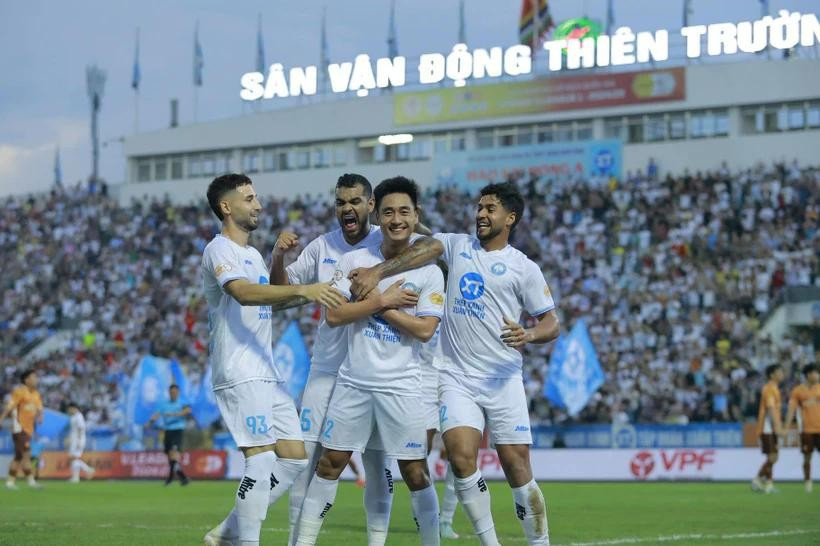 Thép Xanh Nam Định sẽ chính thức vô địch V-League 2024-2025 nếu giành điểm ở cuộc đối đầu với Quảng Nam tại vòng áp chót. Ảnh: thepxanhnamdinh thepzanh.jpg