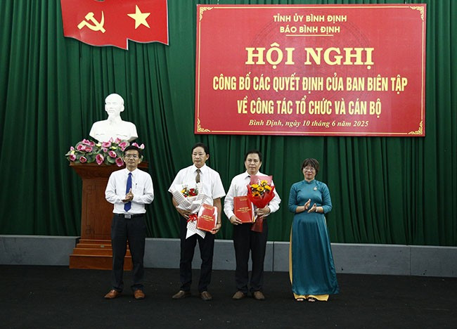 Ban Biên tập Báo Bình Định trao quyết định điều động, bổ nhiệm Trưởng phòng và Phó Trưởng phòng Phòng Kỹ thuật và Công nghệ. Ảnh: H.P 7b.jpg